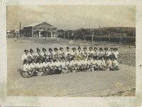 藏品(女學生持綵球於校園合照)的圖片