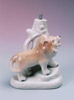藏品(獅形燈臺座)的圖片