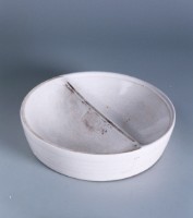 藏品(白陶圓形盛具)的圖片