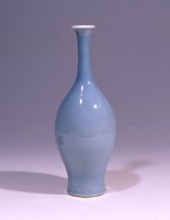 藏品(仿清 康熙水青釉暗花細頸文瓶)的圖片