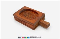 藏品(長方形三面雕龜桃連錢紋帶柄粿印)的圖片