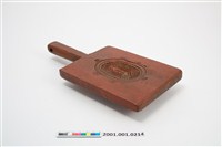 藏品(朱漆長方形三面雕龜桃連錢紋帶柄粿印)的圖片