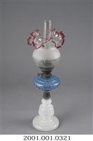 藏品(白底紅荷葉邊立柱式煤油燈組)的圖片