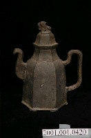 藏品(錫製六角形獅鈕酒壺)的圖片