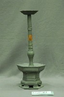 藏品(錫製六角立柱式油燈)的圖片