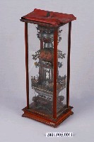 藏品(錫製神明燈與玻璃燈罩)的圖片