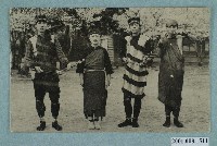 藏品(著原住民服飾演奏樂器的男女)的圖片