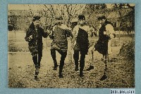 藏品(著原住民服飾牽手共舞的四男子)的圖片