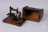 藏品(手搖式縫紉車)的圖片