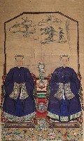 藏品(彩繪坐姿雙女祖先畫像)的圖片