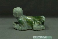 藏品(白瓷綠釉俯臥童子枕)的圖片