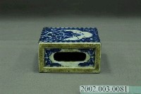 藏品(白瓷藍地青花神仙圖箱形枕)的圖片