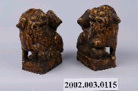 藏品(褐釉獅型燭臺組)的圖片
