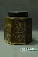 藏品(褐紅釉雕花六角茶葉甕)的圖片