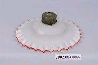 藏品(紅邊白玻璃波浪燈罩)的圖片