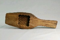 藏品(酒瓶形單面雕圓形桃花紋帶柄餅印)的圖片