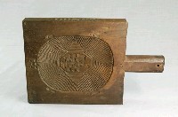 藏品(長方形三面雕龜桃魚紋帶柄粿印)的圖片