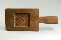 藏品(長方板單面雕方形花紋帶柄糕印)的圖片