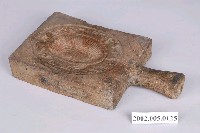 藏品(長方形四面雕龜桃連錢魚紋帶柄陶燒粿印)的圖片