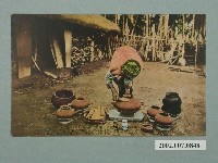 藏品(臺北生蕃屋本店印行阿美族女子製作陶器)的圖片