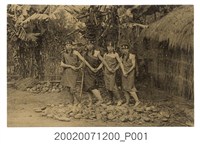 藏品(四名穿原住民服飾之壯丁合照)的圖片