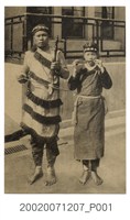 藏品(男女各一名穿原住民服飾並持樂器合影)的圖片
