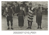 藏品(三男一女穿原住民服飾並持樂器)的圖片