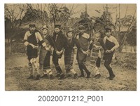 藏品(四男三女穿原住民服飾並跳傳統舞蹈)的圖片