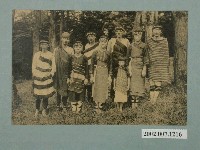藏品(一群穿原住民服飾的男女及孩童)的圖片