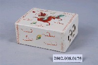 藏品(手繪紅綠彩獅子紋枕頭)的圖片