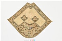 藏品(米白綢地彩繡富貴吉祥紋菱形肚兜)的圖片