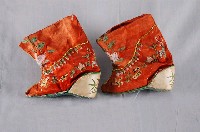 藏品(紅底花草刺繡三寸粉色鞋跟金蓮)的圖片