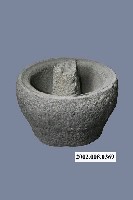 藏品(縮腰式中型石舂臼與石杵組)的圖片