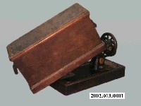 藏品(勝家牌手搖式縫紉機組)的圖片