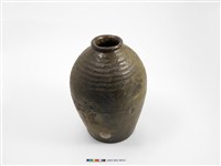 藏品(橄欖綠釉壓印紋陶甕)的圖片