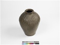 藏品(橄欖綠釉壓印紋陶甕)的圖片