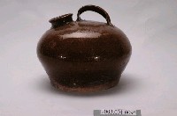 藏品(褐釉陶製夜壺)的圖片