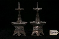 藏品(錫製六角菱花口盤立柱式燭臺組)的圖片