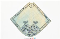 藏品(天藍地彩繡花卉紋菱形肚兜)的圖片