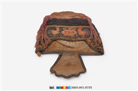 藏品(黑地彩繡公雞紋魚尾碗帽)的圖片