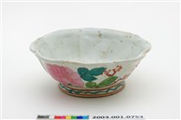 藏品(彩瓷仙桃花團錦簇紋花口碗)的圖片