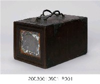 藏品(彩繪玻璃雙提把乾漆鏡箱)的圖片