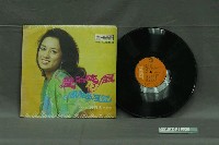 藏品(麗歌唱片公司發行編號「AK-945」華語歌曲專輯《國際紅歌星翁倩玉新歌集：愛的旋風》)的圖片