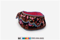 藏品(黑地彩繡花卉紋短圈)的圖片