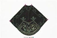 藏品(黑地彩繡牡丹紋菱形肚兜)的圖片