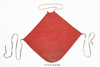 藏品(紅地彩繡牡丹紋附綁帶菱形肚兜)的圖片