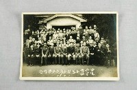 藏品(苗栗縣1953年通霄鎮新舊鎮長移交典禮合影留念)的圖片