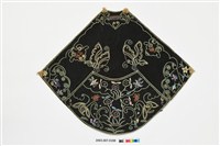 藏品(黑地彩繡蝶紋兒童肚兜)的圖片