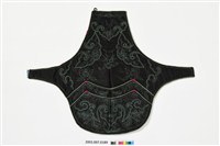 藏品(黑地彩繡富貴吉祥紋下端寬形兒童肚兜)的圖片