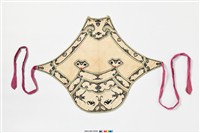 藏品(米白地彩繡蝴蝶紋下端寬形附綁帶肚兜)的圖片